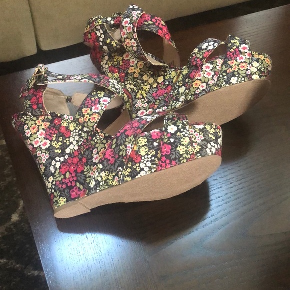 Steve Madden Floral Platform Wedges - Picture 2 of 5
